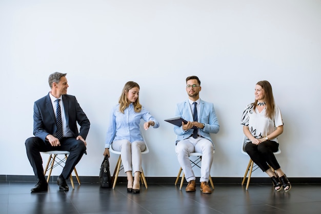 Foto leute, die vor einem interview im wartezimmer sitzen