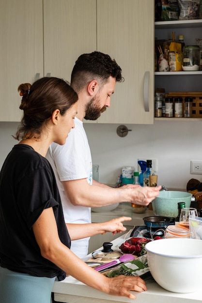 Leute, die zu Hause kochen. Junges Paar bereitet etwas Gesundes zu essen zu.