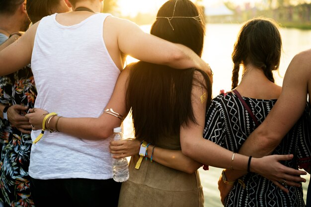 Leute, die zusammen Einheits-Freundschaft stehen