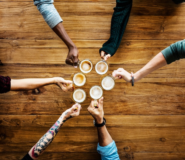 Leute, die zusammen Kaffee trinken