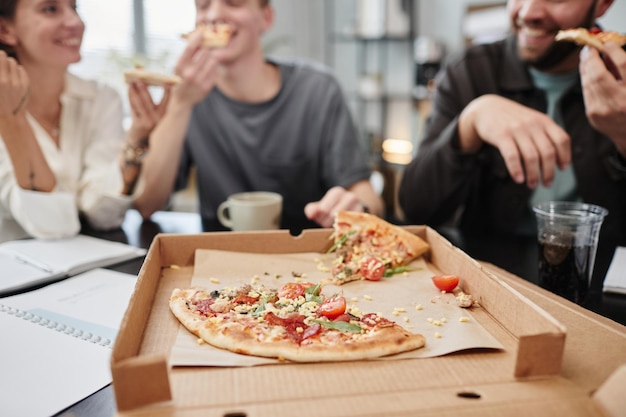 Leute, die zusammen Pizza essen