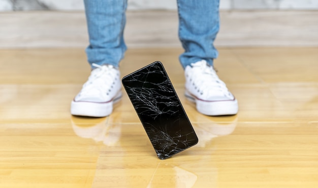 Leute fallen Smartphone auf den Boden gebrochenen Bildschirm