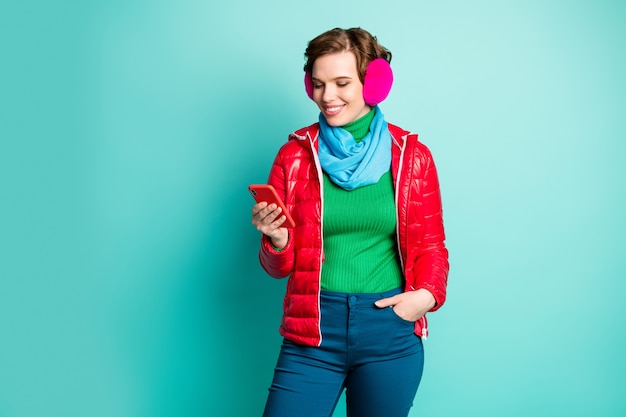 Leute, ich bin schon hier. Foto der hübschen Dame, die Telefonschreibfreunde, die auf das Treffen warten, tragen lässigen roten Mantelschal rosa Ohrabdeckungspulloverhosen isolierte blaugrüne Farbwand