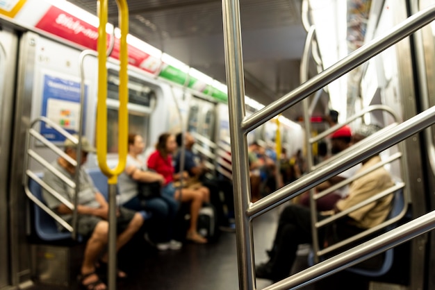 Foto leute in der u-bahn verwischten hintergrund