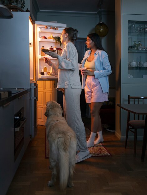 Foto leute mit hund in der küche, volle aufnahme