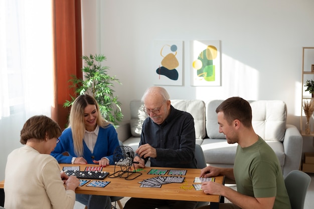 Foto leute mit mittlerem schuss, die bingo am tisch spielen