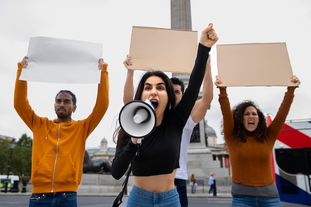 Foto leute mit mittlerem schuss, die revolution schreien