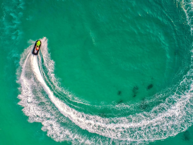 Leute spielen Jetski auf See während der Feiertage