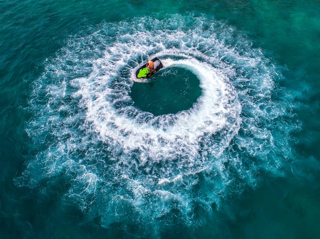 Leute spielen Jetski auf See während der Feiertage