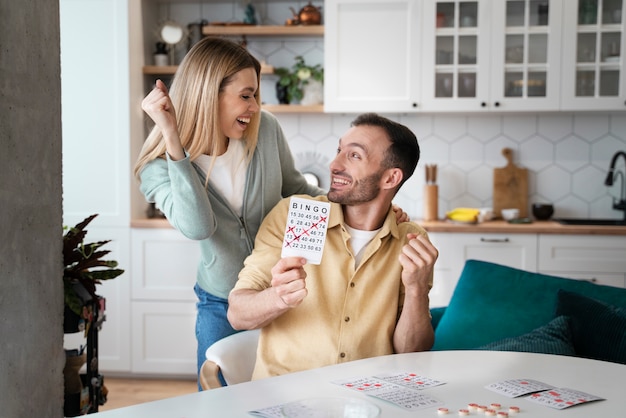 Foto leute spielen zusammen bingo