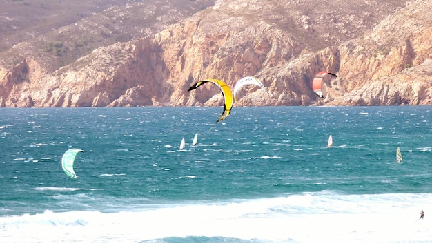 Foto leute surfen im meer