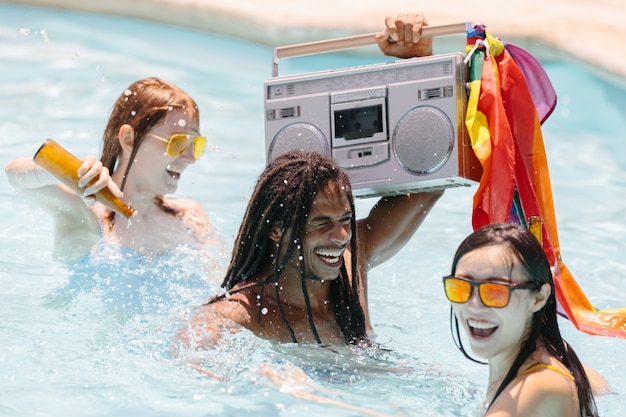 Leute tanzen in einem Pool mit Bierflaschen