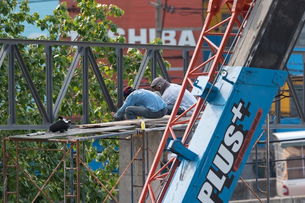 Leutebauarbeiter an der Baustelle