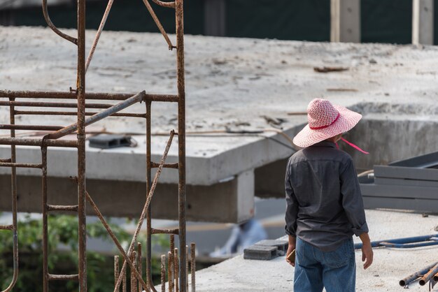 Leutebauarbeiter an der Baustelle