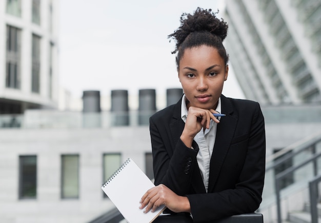 Foto levantamento afro-americano da mulher