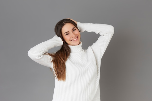 Foto levantamento bonito da jovem mulher