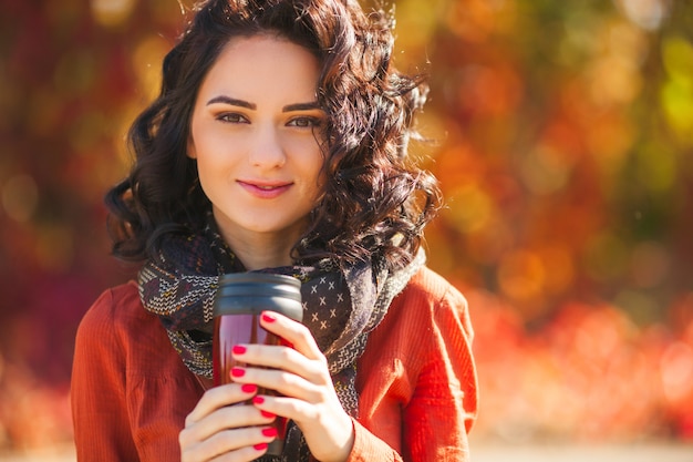 Levantamento bonito novo da mulher ao ar livre