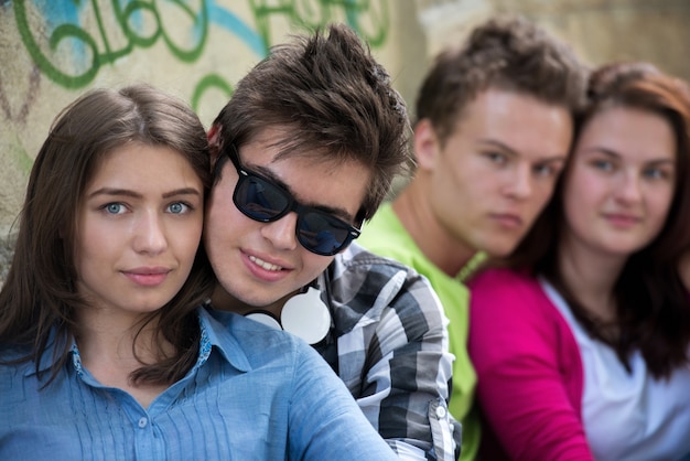 Foto levantamento de casal adolescente