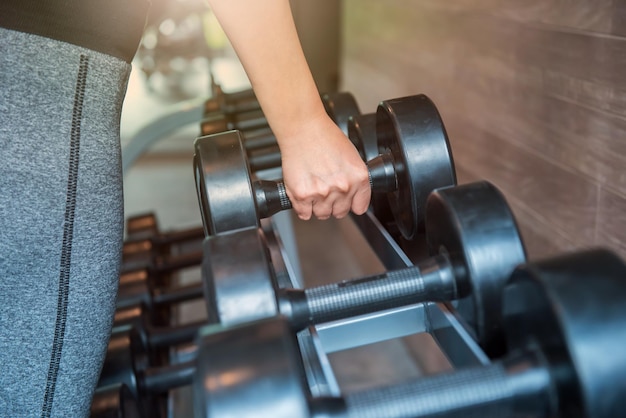 Levantamento de peso e exercícios físicos, esporte saudável, em forma e firme