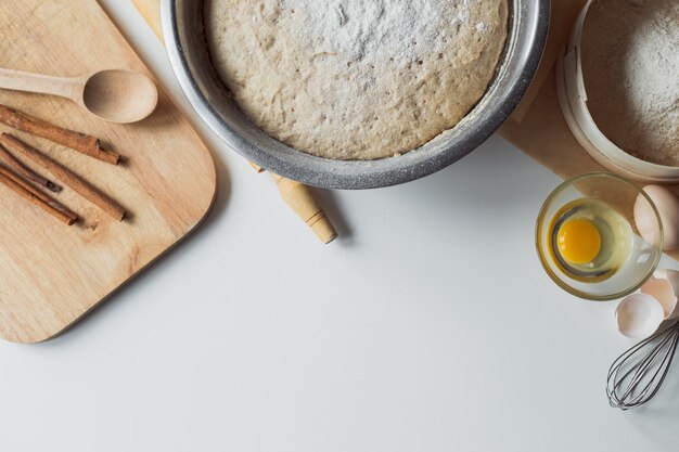 Levantamiento de masa de pan en un bol después de fermentar