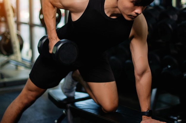 Foto el levantamiento de pesas construye músculos fuertes en la parte superior del brazo actividades de ejercicio para los amantes de la salud