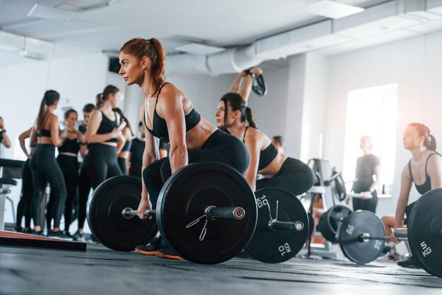 Levantando a barra Grupo de jovens esportivos tem dia de crossfit dentro de casa no ginásio