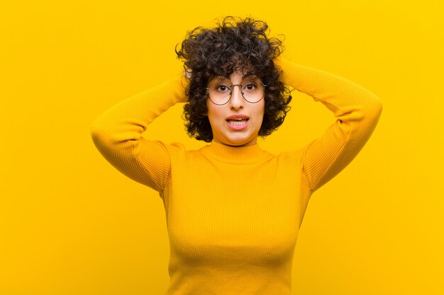 levantando las manos a la cabeza, con la boca abierta, sintiéndose extremadamente afortunado, sorprendido, emocionado y feliz
