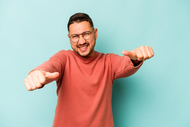 Levantando os dois polegares para cima sorrindo e confiante