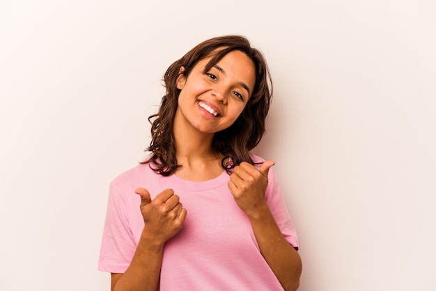 Foto levantando os dois polegares para cima sorrindo e confiante