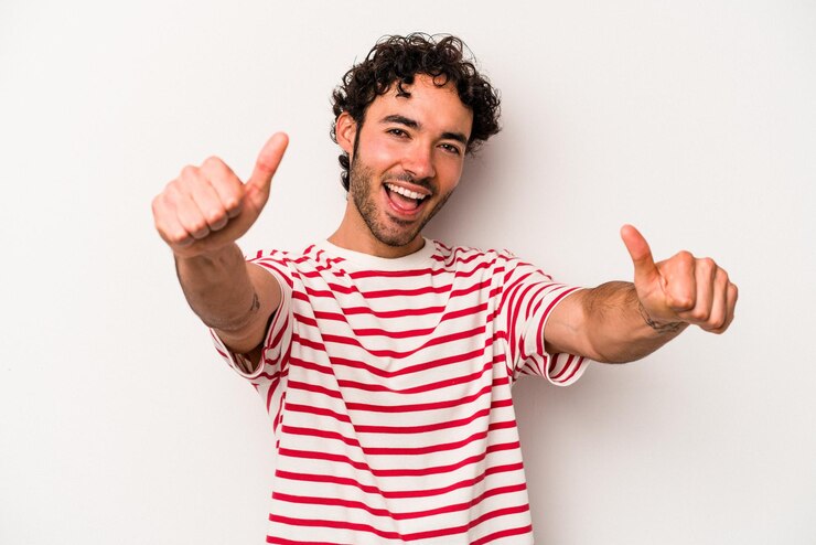 Foto levantando os dois polegares para cima sorrindo e confiante
