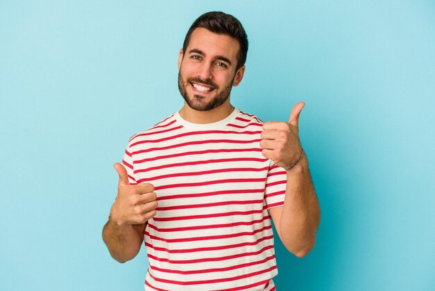 Levantando os dois polegares para cima sorrindo e confiante