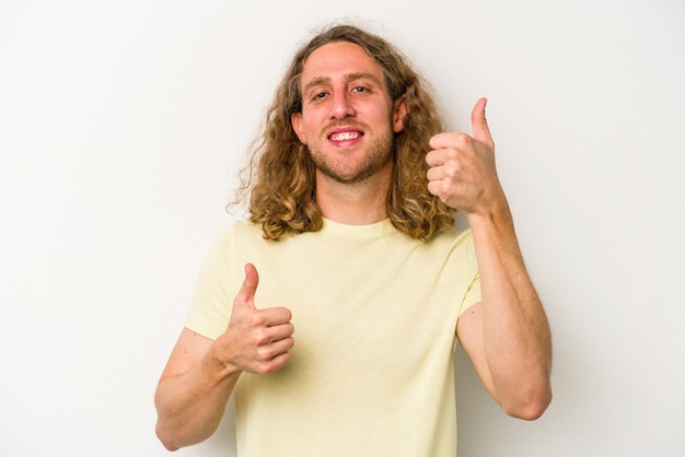 Levantando os dois polegares para cima sorrindo e confiante