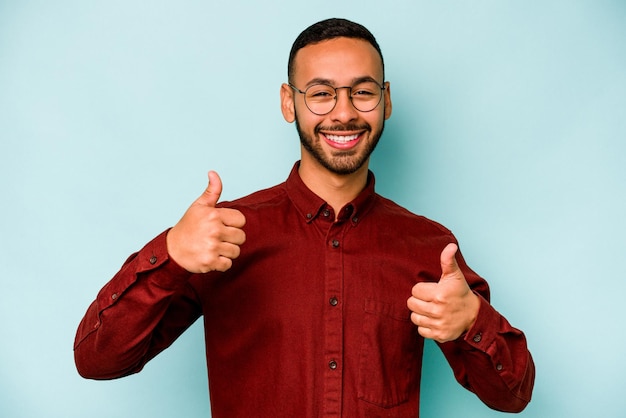 Levantando os dois polegares para cima sorrindo e confiante