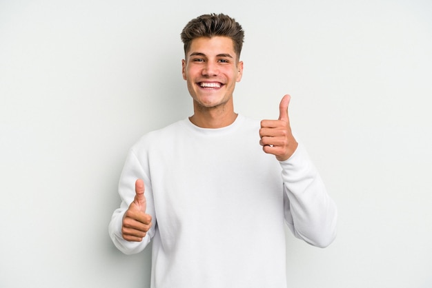 Levantando os dois polegares para cima sorrindo e confiante