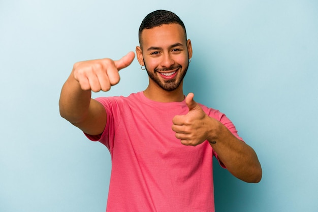 Levantando os dois polegares para cima sorrindo e confiante