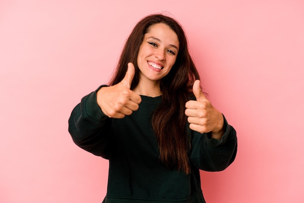 Levantando os dois polegares para cima sorrindo e confiante