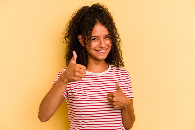 Levantando os dois polegares para cima sorrindo e confiante