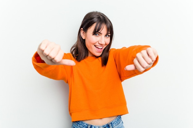 Foto levantando os dois polegares para cima sorrindo e confiante