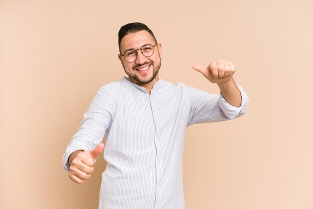 Levantando os dois polegares sorrindo e confiante