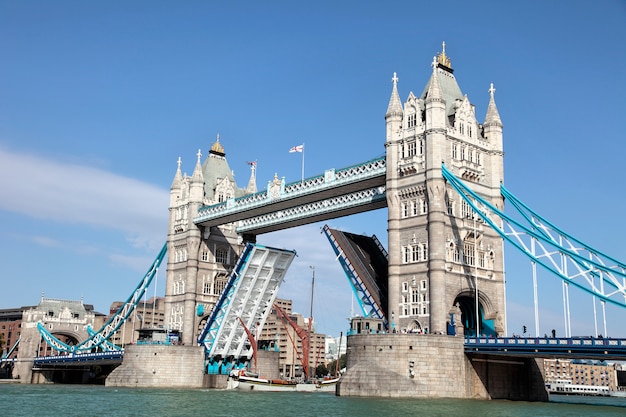 Levantando Tower Bridge y el río Támesis en Londres