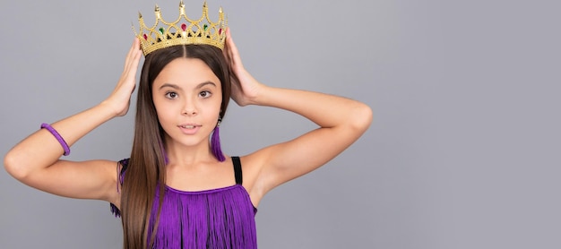 Levántate y brilla La princesa del baile usa una corona Fiesta de baile Belleza gueen Tú vales Princesa reina infantil en corona Diseño de afiches horizontales Banner encabezado copia espacio