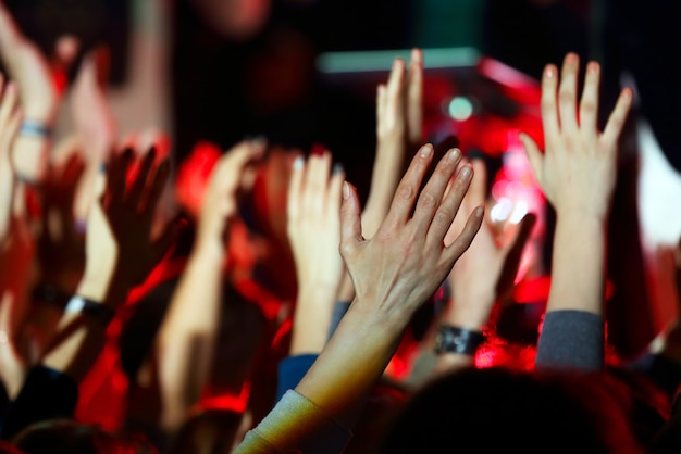 Levantou a mão humana no evento