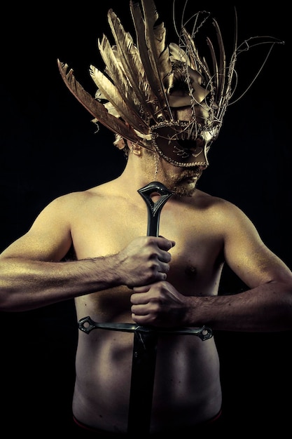 Leyenda, Guerrero con casco y espada con el cuerpo pintado de polvo de oro