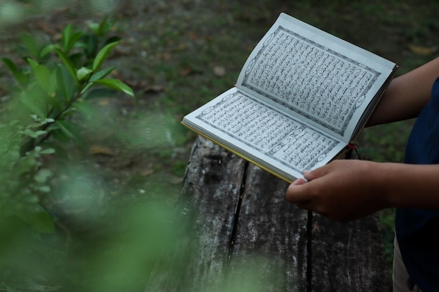 Foto leyendo el corán