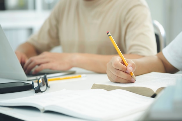Leyendo un libro. Concepto de educación, académico, aprendizaje de lectura y examen.