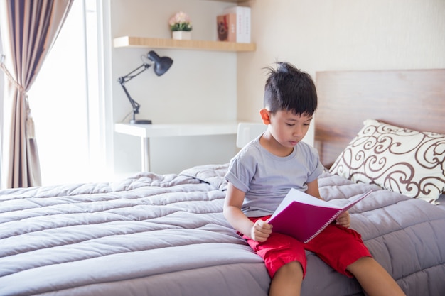 Leyendo un libro en su cama