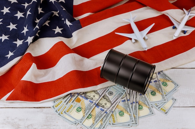 Ölfässer auf US-Dollar-Ölgeschäft, steigende Weltölpreismarke USA-Flagge