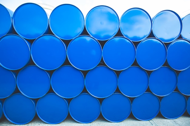 Ölfässer blau oder Chemiefässer horizontal gestapelt
