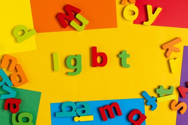 LGBT-Buchstaben auf einem gelben Hintergrund