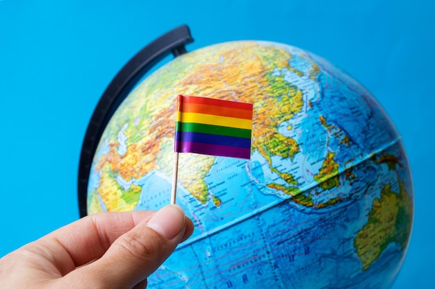 LGBT-Flagge auf einem Hintergrund des Globus